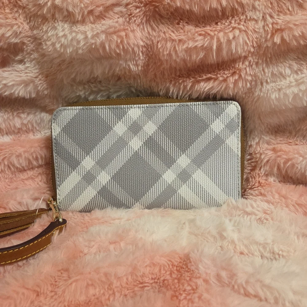 BNWT Dooney & Bourke WHITE/GRAY Plaid Zip-Around Wallet/WRISTLET - Picture 7 of 7